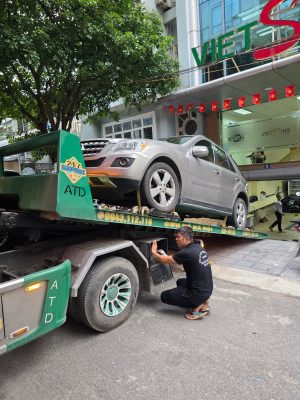 Xe ô tô chết máy trong hầm chung cư được Cứu Hộ Hà Nội đưa ra ngoài an toàn