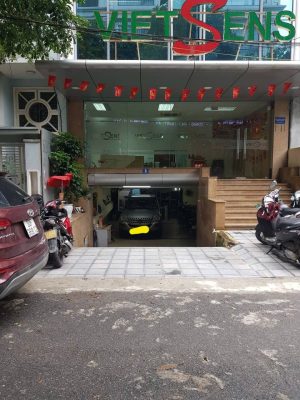 Cứu hộ ô tô chết máy dưới hầm chung cư tại Hà Nội