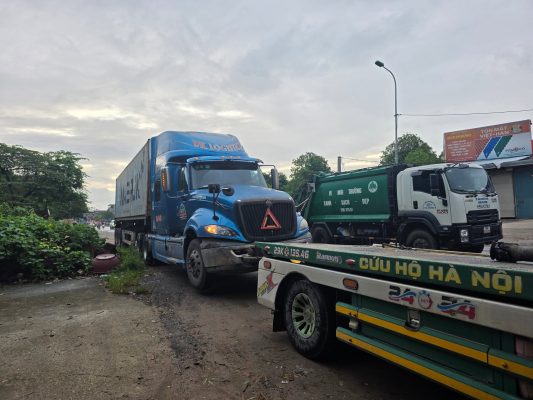 Cứu hộ xe tải gặp sự cố trên đường Tam Trinh Hà Nội