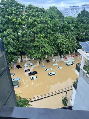 Xe ô tô bị ngập nước được Cứu Hộ Hà Nội 24/7 kéo lên xe chuyên dụng tại Hà Nội