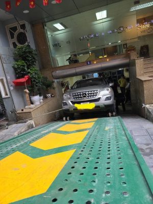 Cứu hộ xe trong hầm chung cư tại Hà Nội