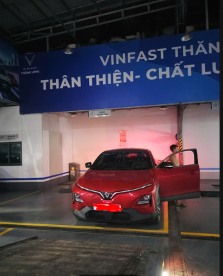 Xe VinFast bị thủng lốp được đưa đến xưởng dịch vụ