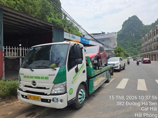 Cứu hộ vận chuyển ô tô gặp sự cố về gara