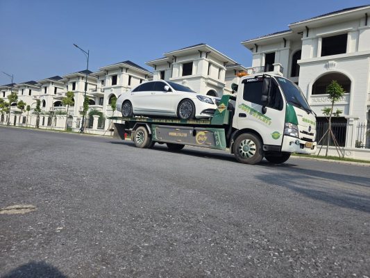 Xe cứu hộ chở xe mới trên Đại lộ Thăng Long