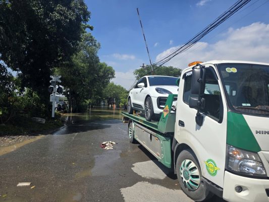 Cứu hộ xe hết bình tại Đại lộ Thăng Long Hà Nội