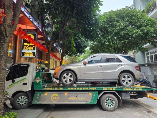 Đưa xe từ hầm chung cư lên xe cứu hộ