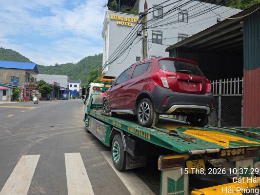 Xe cứu hộ chở ô tô của khách về gara