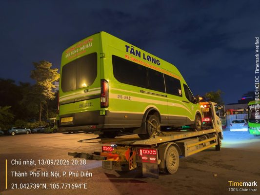 Cứu hộ ô tô chết máy giữa đường tại Hà Nội