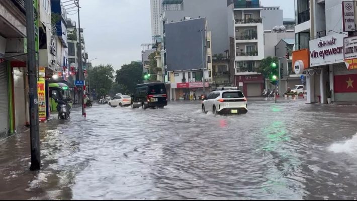 Xe ô tô bị ngập nước chết máy giữa đường