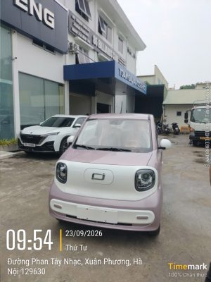 Xe điện thủng lốp giữa đường tại Hà Nội