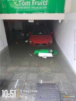 Xe ô tô bị ngập nước tại Hà Nội