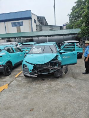 Đưa ô tô bị tai nạn lên xe cứu hộ