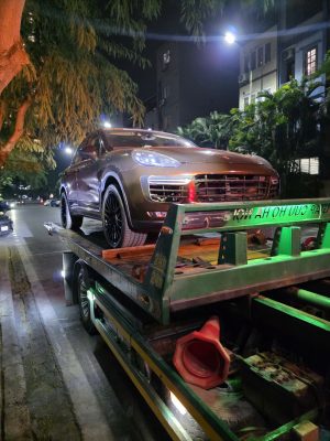 Xe cứu hộ vận chuyển ô tô chết máy trên đường Vành đai 3