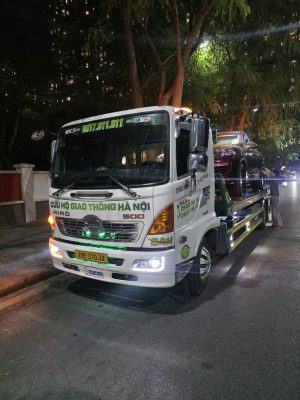 Ô tô chết máy trên đường Phạm Văn Đồng Hà Nội
