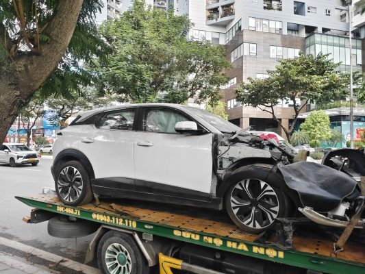 Cứu hộ xe VinFast bị tai nạn bằng xe chuyên dụng