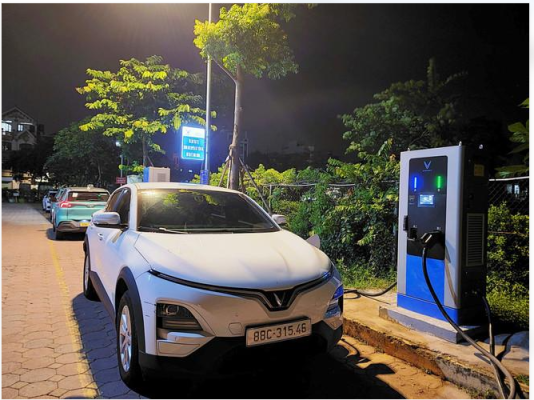 Xe VinFast hết điện giữa đường tại Hà Đông